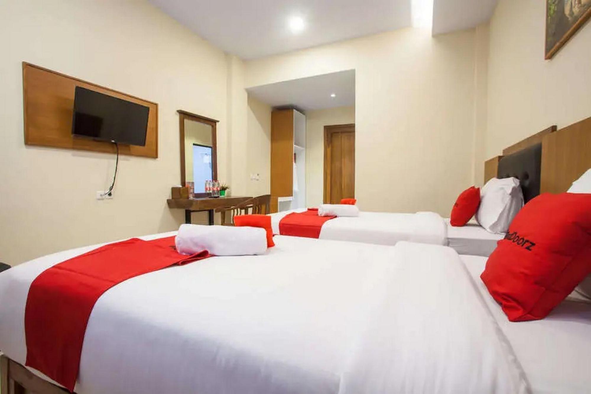 Hotel RedDoorz Premium @ Jalan Cengkeh Malang Exterior foto